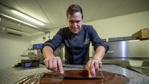 Le chocolatier Didier Smeets produit 250
kg de pralines par semaine.