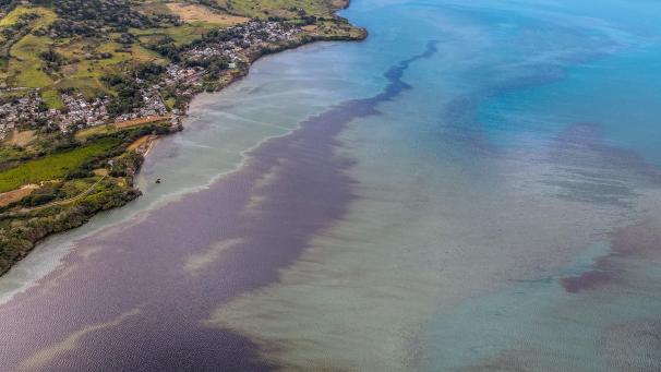 Fuites de pétroles provenant d’un navire qui s’est échoué près de Blue Bay Marine Park au large de la côte sud-est de l’île Maurice.