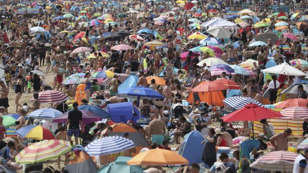 Malgré le coronavirus, la population s’est précipitée sur la plage de Bournemouth, en Angleterre, en raison de la canicule.