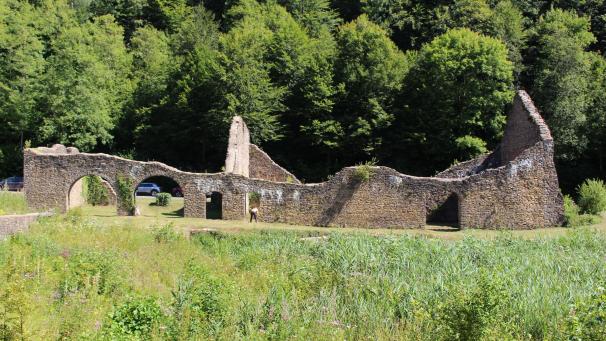 Les jolies ruines de la halle au charbon de bois, plus grand vestige de l’activité sidérurgique à Montauban.