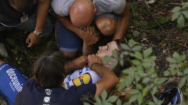 Remco Evenepoel, prodige belge du cyclisme et victime d’une chute très impressionnante sur le tour de Lombardie.