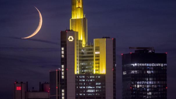 La lune se couche derrière les bâtiments du quartier bancaire à Francfort en Allemagne.