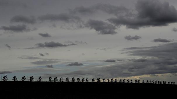 Les cyclistes pédalent sous un ciel nuageux aux championnats du monde organisé à Imola, en Italie, ce 27 septembre.