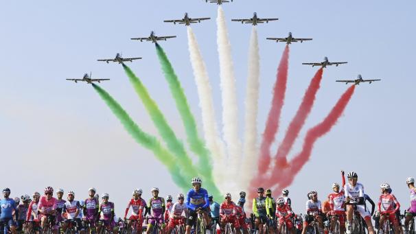 L’équipe de voltige italienne de la Frecce Tricolori survole le peloton avant la 15ème étape du Tour d’Italie.