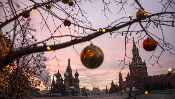 Lever de soleil sur la place Rouge de Moscou, en Russie, à l’approche des fêtes de fin d’année.