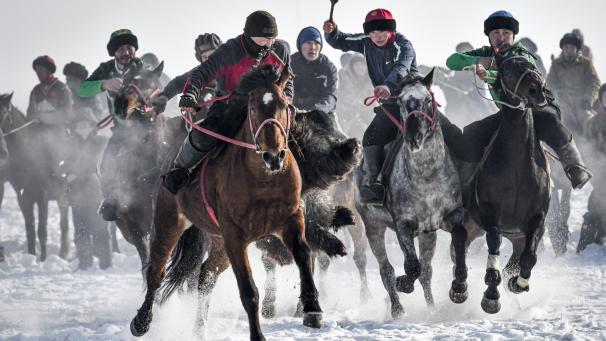 Des cavaliers s’affrontent lors d’un jeu traditionnel au Kirghizistan.