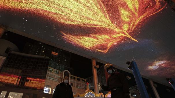 Phénix sur un écran géant le soir du Nouvel An à Beijing.
