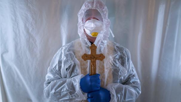 Père Stephan, un prêtre catholique porte la combinaison pour se protéger du coronavirus après avoir visité des patients de l’unité des soins intensifs à Lviv, en Ukraine ce 9 janvier.