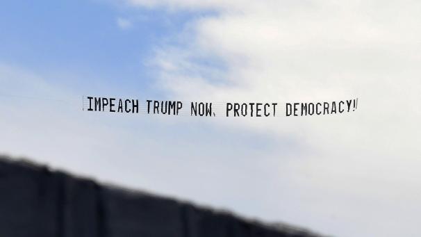 La bannière d’un avion demande «l’impeachment» de Donald Trump après l’attaque du Capitole.