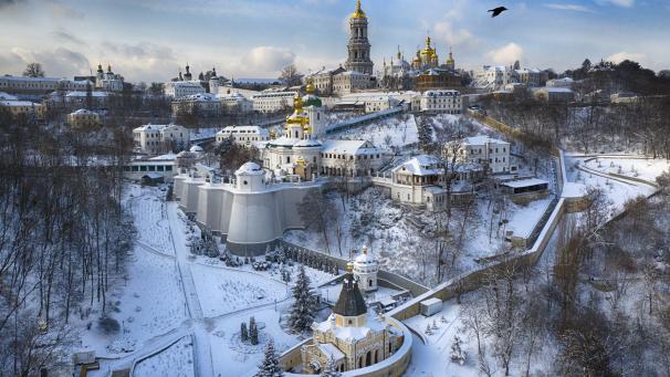 Un oiseau vole près du monastère orthodoxe des Grottes, vieux de 1000 ans, couvert de la première neige de cet hiver à Kiev, en Ukraine.