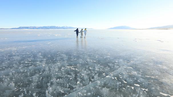 Bulles de méthane gelées dans la glace du lac Sayram, près des monts Tian Shan, au nord-ouest de la Région autonome du Xinjiang Uygur, en Chine.