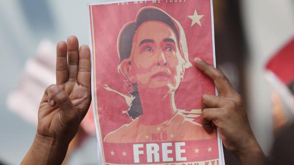 Les symboles de résistance continuent lors des manifestations devant l’ambassade de Myanmar à Bangkok après des accusations de fraude électorale.