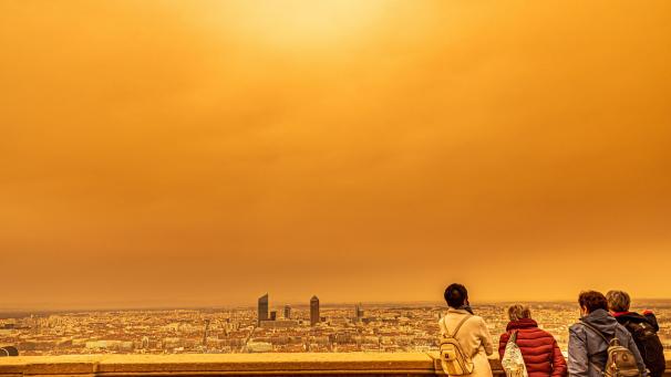À Lyon, le panoramique est devenu orange à cause de phénomènes météorologiques et d’une grande concentration du poussière venant du Sahara.