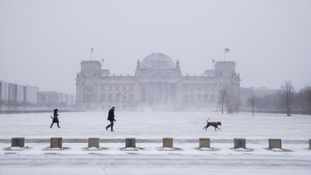 Le parlement allemand sous la neige suite aux importantes vagues de froid qui traversent l’Europe.