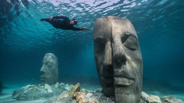 Un musée sous la mer vient d’être inauguré en mer Méditerranée avec des sculptures que les plongeurs peuvent aller observer.