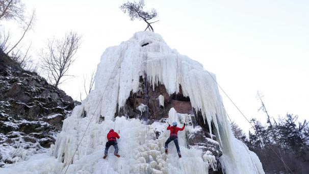Dans le village de Vir, en République tchèque, les gens escaladent un mur de glace artificiellement créé.