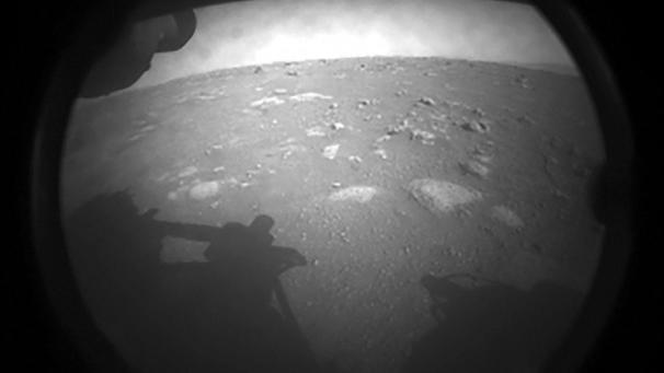L’une des premières images envoyées par le rover Persévérance de la NASA après avoir atterri sur Mars.
