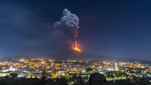 L’Etna, le volcan le plus actif d’Europe, est en éruption constante depuis la semaine dernière, émettant de la fumée, des cendres et des coulées de lave.