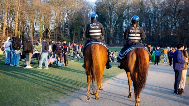 La police bruxelloise contrôle la foule dans les parcs de Bruxelles.