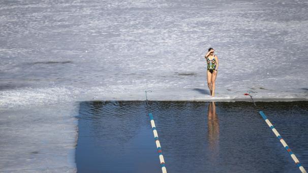 Une femme se prépare pour la compétition de nage de 25m dans un lac de Vilnius en Lituanie.