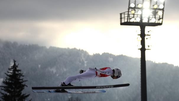 Le Japonais Yukiya Sato se tient dans les airs pendant les championnats du mode de ski nordique qui se tenaient à Oberstdorf en Allemagne.