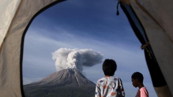 Des campeurs observent le volcan Sinabung en éruption, sur l’ile de Sumatra en Indonésie.