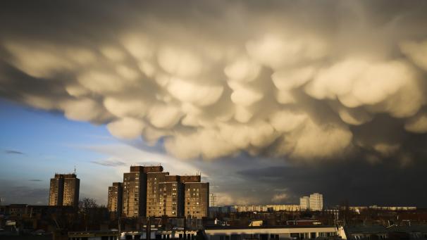 Après un orage à Berlin, les nuages couvrent le ciel du parc immobilier Ernst-Taehlmann.