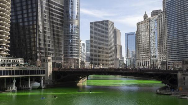 La Chicago River a été colorée en vert avant la Saint-Patrick.