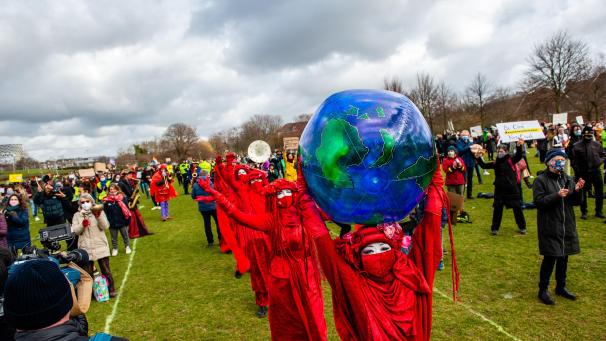 Plus de 40 villes des Pays-Bas ont organisé une manifestation climatique locale pour exiger des solutions réelles et des politiques climatiques équitables.