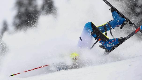 Le skieur américain Benjamin Ritchie fait une chute durant la Coupe du monde masculine de slalom.