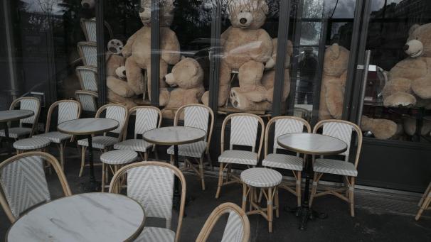 «Le papa des nounours», Philippe Labourel a placé ses nounours géants derrière les fenêtres d’un restaurant.