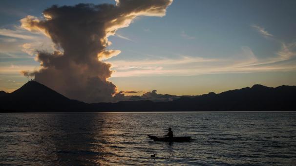 Coucher de soleil sur le lac Atitlan au Guatemala lors de l’équinoxe de printemps.
