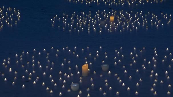 Des bougies ont été allumées en hommage aux personnes décédées du Covid-19 à Toronto.