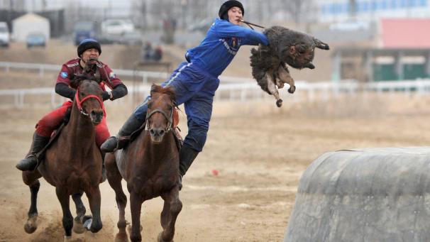 La tradition du kokpar buzkashi en Asie Centrale, consiste à marquer des points entre deux équipes à cheval. Elle célèbre le premier jour du printemps.