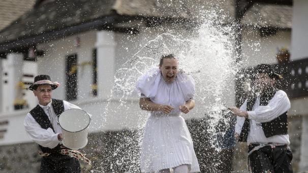En Hongrie, la tradition du lundi de Pâques veut que l’on asperge d’eau ses amis pour rappeler le baptême. Une tradition qui se retrouve aussi dans les pays limitrophes.