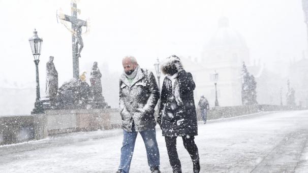 Des gens bravent une tempête de neige à Prague, en République tchèque.