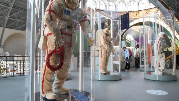 Des combinaisons spatiales sont exposées au Cosmonautics and Aviation Center du VDNKh Exhibition Center à l’occasion du 60e anniversaire du premier vol spatial habité.