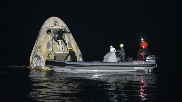 Le vaisseau spatial de SpaceX est revenu sur Terre, les astronautes ont été récupérés par l’équipe de soutien.