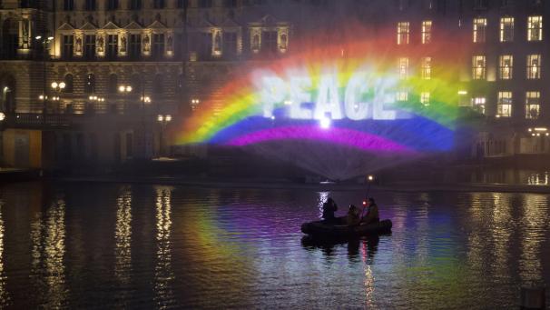 Des militants de Greenpeace ont projeté un arc-en-ciel et le mot « Paix » à Hambourg, en Allemagne.