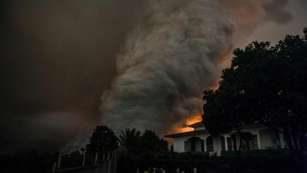 Le volcan Sinabung est en éruption en Indonesie.