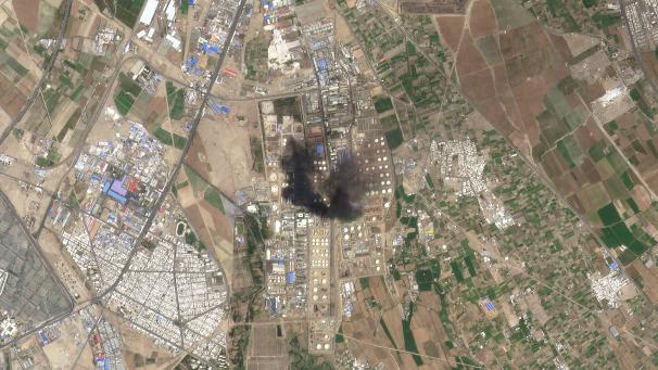 Sur cette photo satellite fournie par Planet Labs Inc., un incendie a ravagé la société d’État Tondgooyan Petrochemical Co. juste au sud de Téhéran, en Iran.