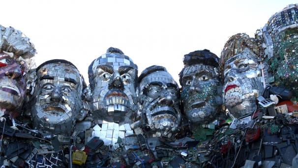 Des sculptures des dirigeants du G7 ont été réalisées en déchets électroniques pour attirer l’attention sur la pollution que subissent les enfants «nettoyeurs».