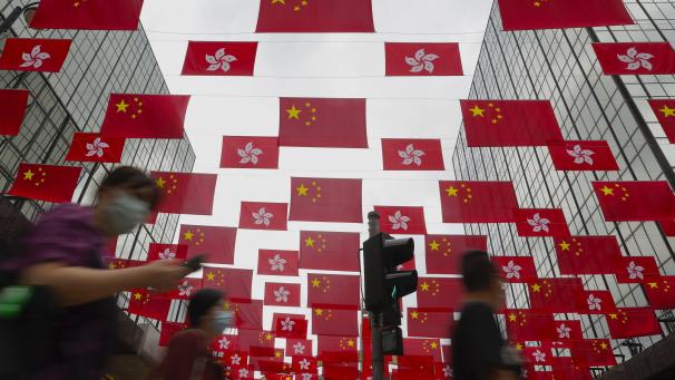 En Chine, le drapeau de Hong Kong flotte à côté du drapeau Chinois pour les célébrations du 24e anniversaire de la rétrocession de la région à la Chine.