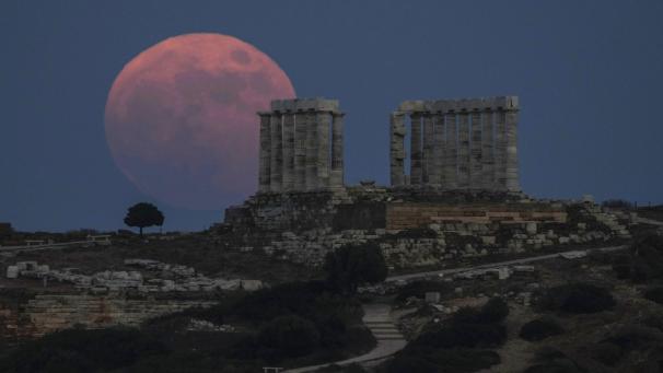 Le «Strawberry full moon», la première pleine lune après le solstice d’été, se lève sur le temple Poséidon en Grèce.