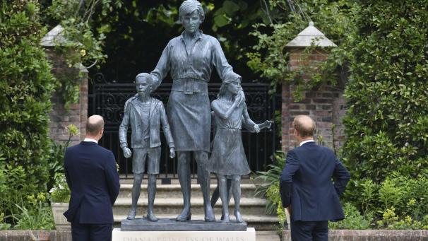 Le prince William et le prince Harry dévoilent une statue en hommage à leur maman, la princesse Diana.