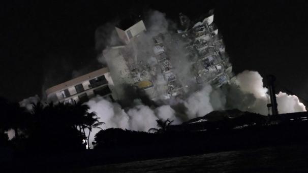 Dix jours après l’effondrement d’un immeuble de 12 étages à Surfside, les autorités ont fait démolir, lors d’une explosion contrôlée, le reste de l’édifice, avant le passage de la tempête tropicale Elsa.