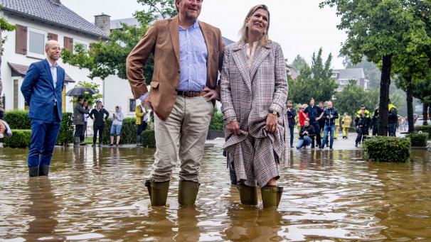 Le roi Willem-Alexander et la reine Maxima des Pays-Bas inspectent les dommages causés par des inondations extrêmes à Valkenburg, aux Pays-Bas.