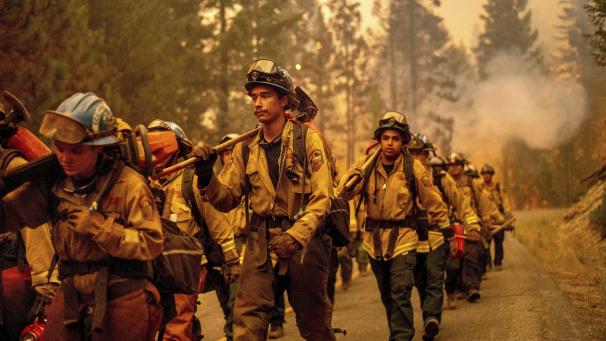 En Californie, les incendies dépassent en superficie et en dégâts ceux de l’été dernier. Des pompiers de tout le pays viennent en aide.