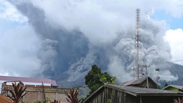 Le mont Sinaburg en Indonésie relâche des fumées et cendres volcaniques.