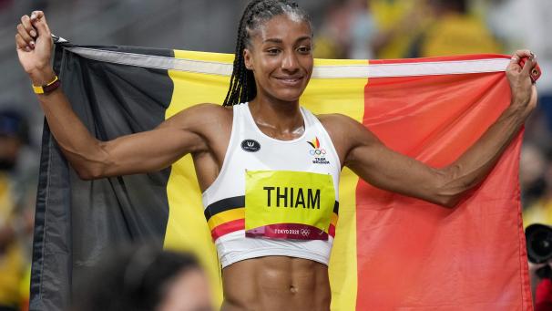 La Belge Nafissatou Thiam célèbre sa victoire après avoir remporté la médaille d’or à l’heptathlon aux Jeux olympiques.